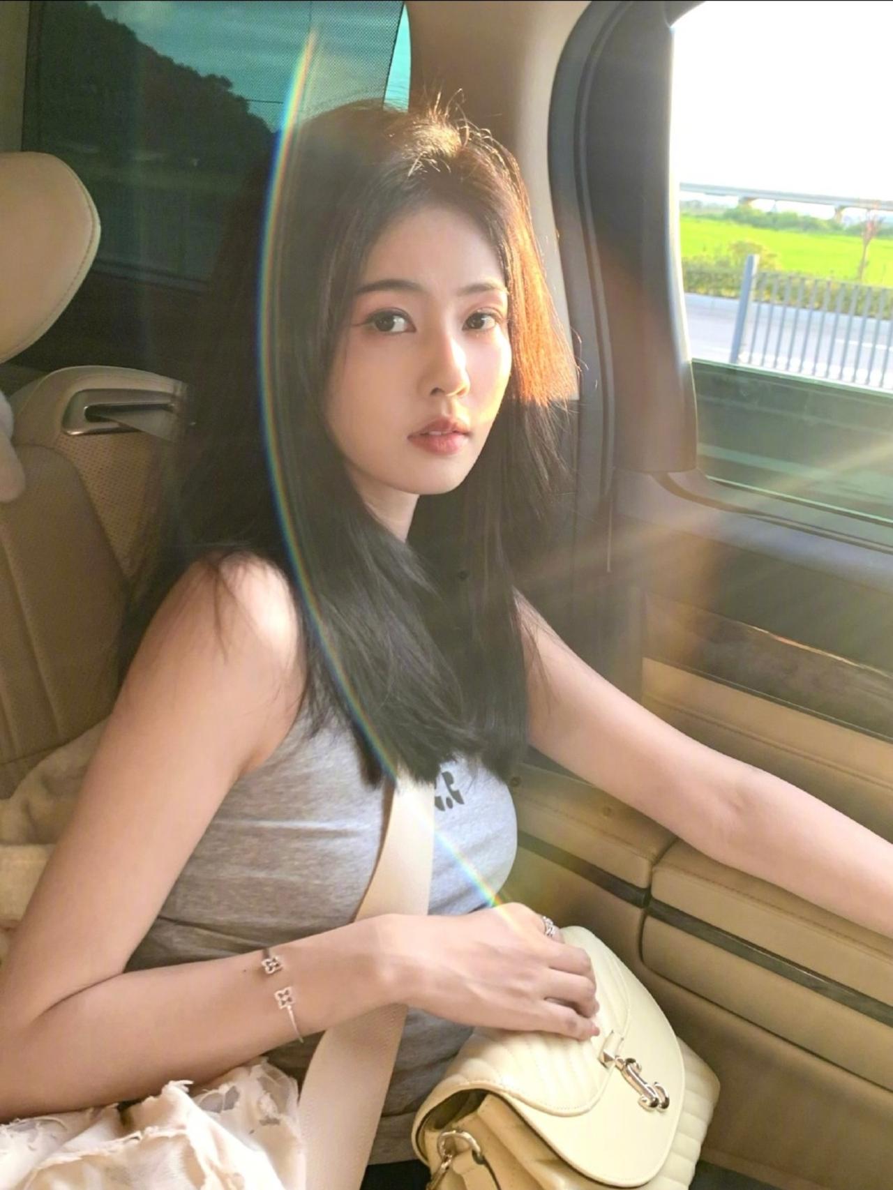 白鹿美女本身就够明艳动人了，结果她坐的这辆车才是真的藏不住的顶级豪华。超大的