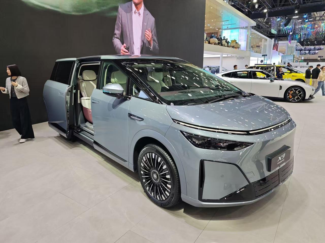 2年前所有人都觉得小鹏进ICU了，而且惨到不但没医保（没国家兜底），甚至连医药费