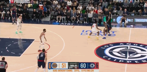 小卡这个球太秀了阿诺努比完全被小卡玩弄于股掌之间，精彩拜佛晃得阿诺努比找不着北