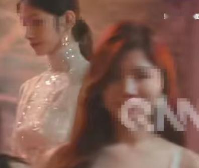 广东，一刚发育的女生被酒吧老板娘给看上了，让妹子来店里做服务员，如果女生愿意跟男