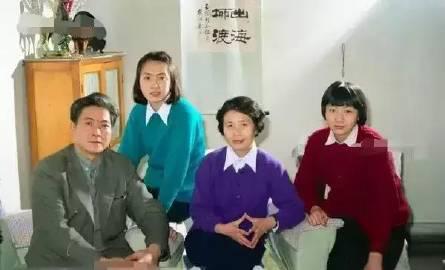 1996年，张玉凤的全家福照片。从原单位退休以后，张玉凤回到了齐齐哈尔老家，她