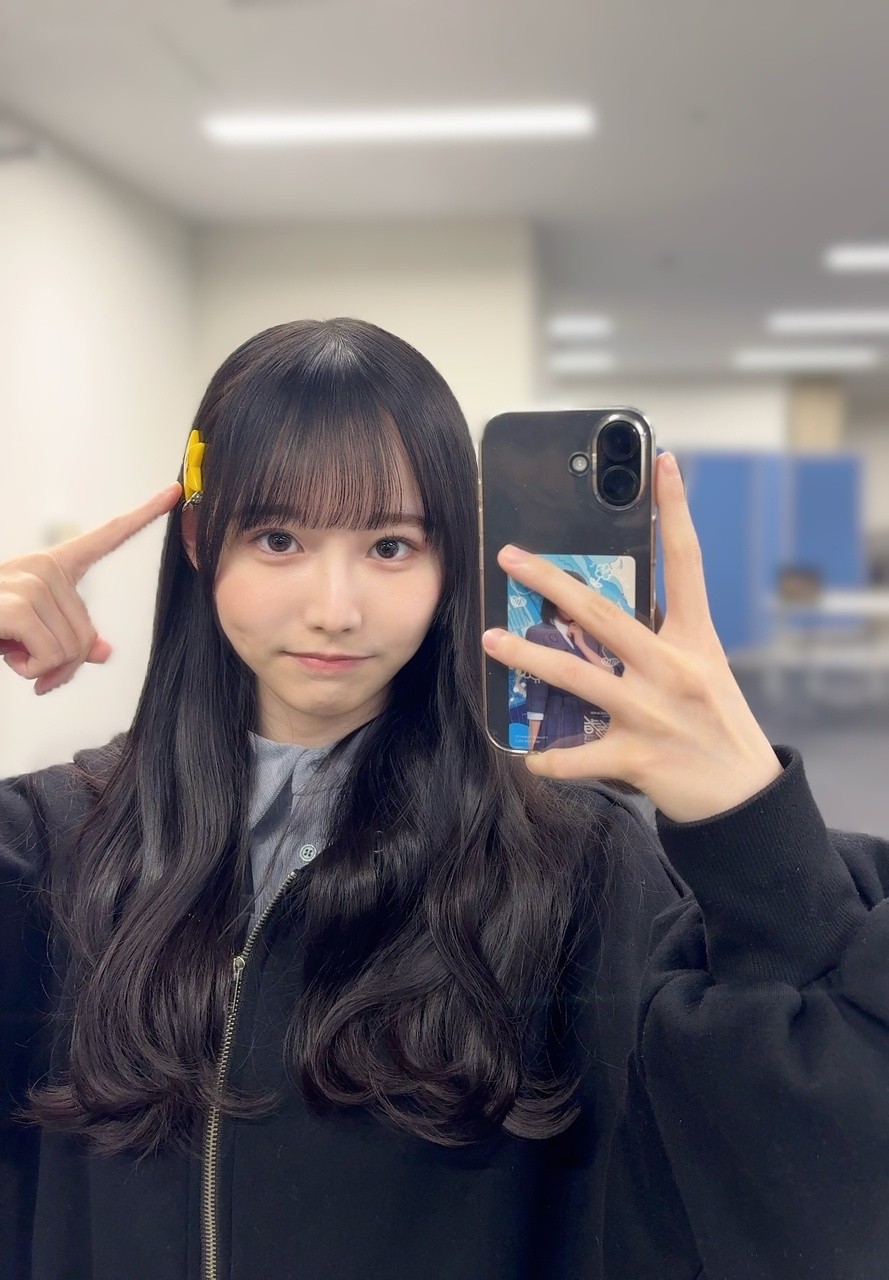 高井俐香「青黄色ピクミンヘアピンに引き続き、メイクさんにお借りしました🌼🐨新
