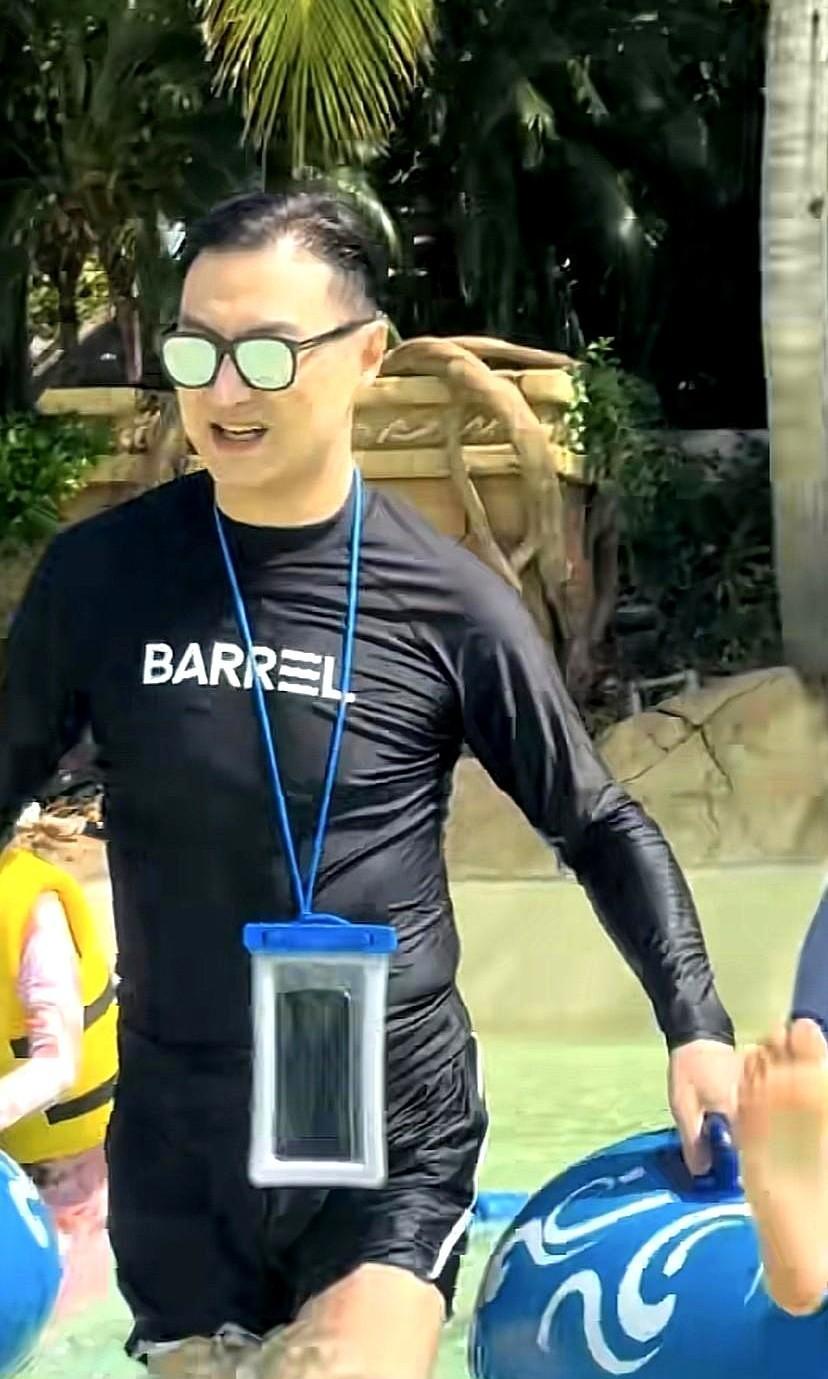 真别再吹汪峰是什么摇滚巨星了。我觉得，他现在就是个普普通通、生怕女儿跑丢了的老