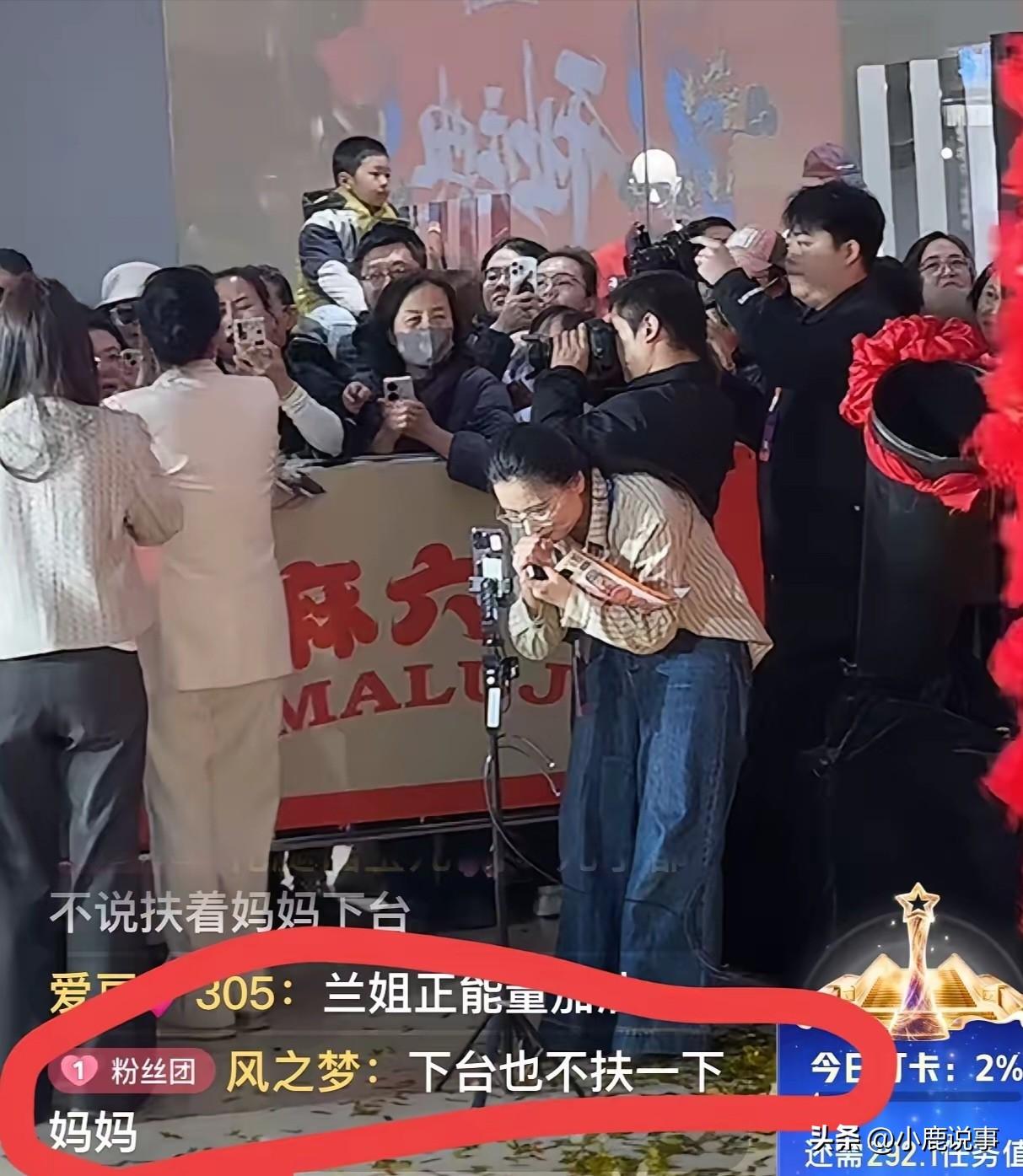 汪小菲这回又被网友盯上了！新店开业刚结束仪式，他居然没扶着张兰下台，自己扭头