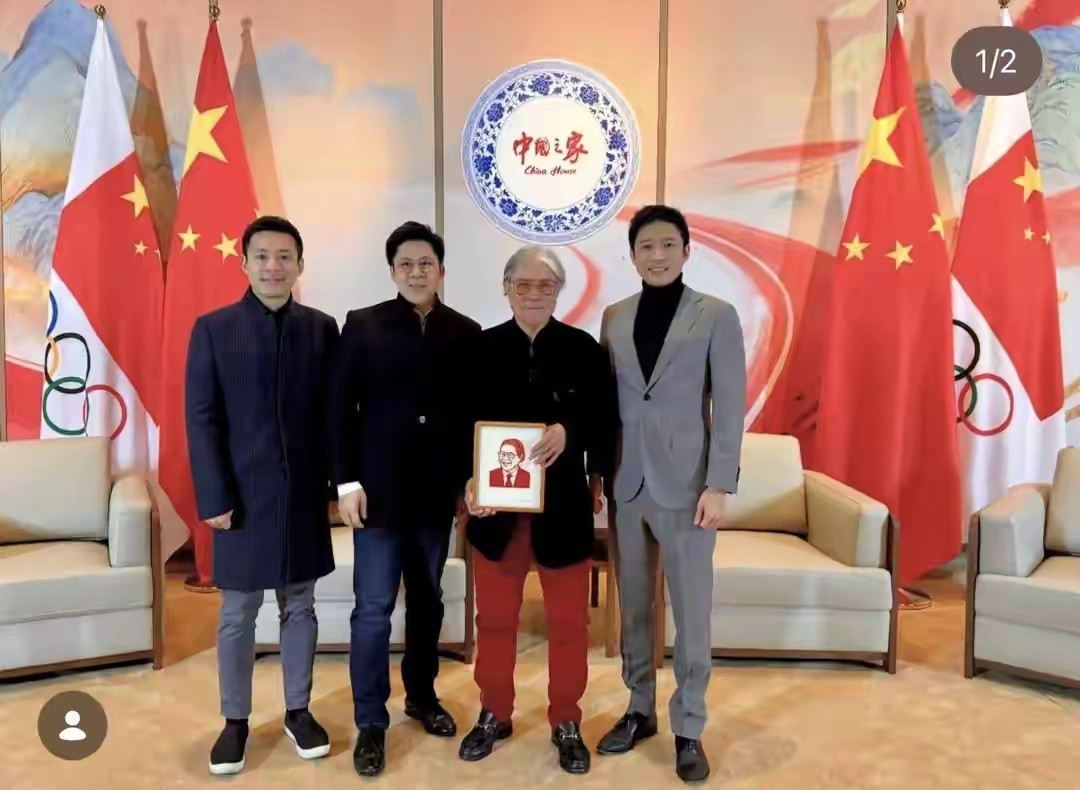 霍启山晒照为父亲过80大寿，全家赴米兰庆生，霍震霆穿红裤好喜庆