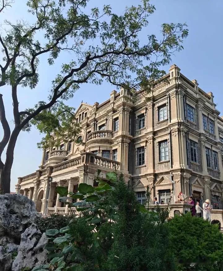 张氏帅府，它不只是一座建筑，更是一个复杂的符号。它一半是父亲的江山，一半是儿子的