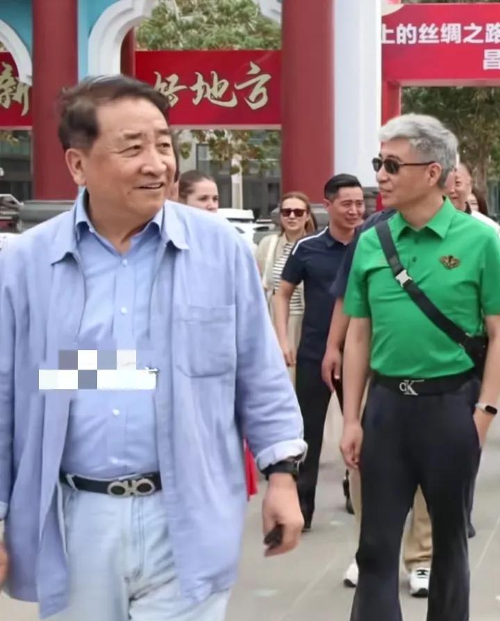 久未露面的周炜与师傅姜昆现身新疆昌吉逛昌吉小吃街时的一幕