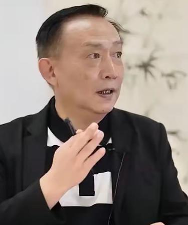 卢麒元曾表示，最狠的间谍，不偷你的情报，也不策反你的人，就像有人进了你家，不偷钱