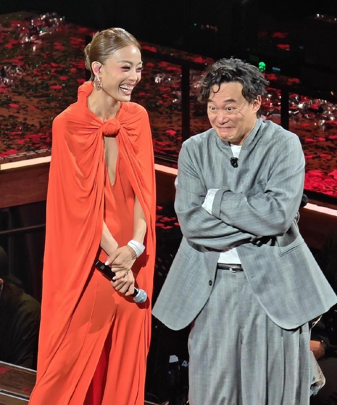 以前没有发现容祖儿这么漂亮，现在越看越好看，容祖儿唯一的缺点就是嘴大了一点，其他