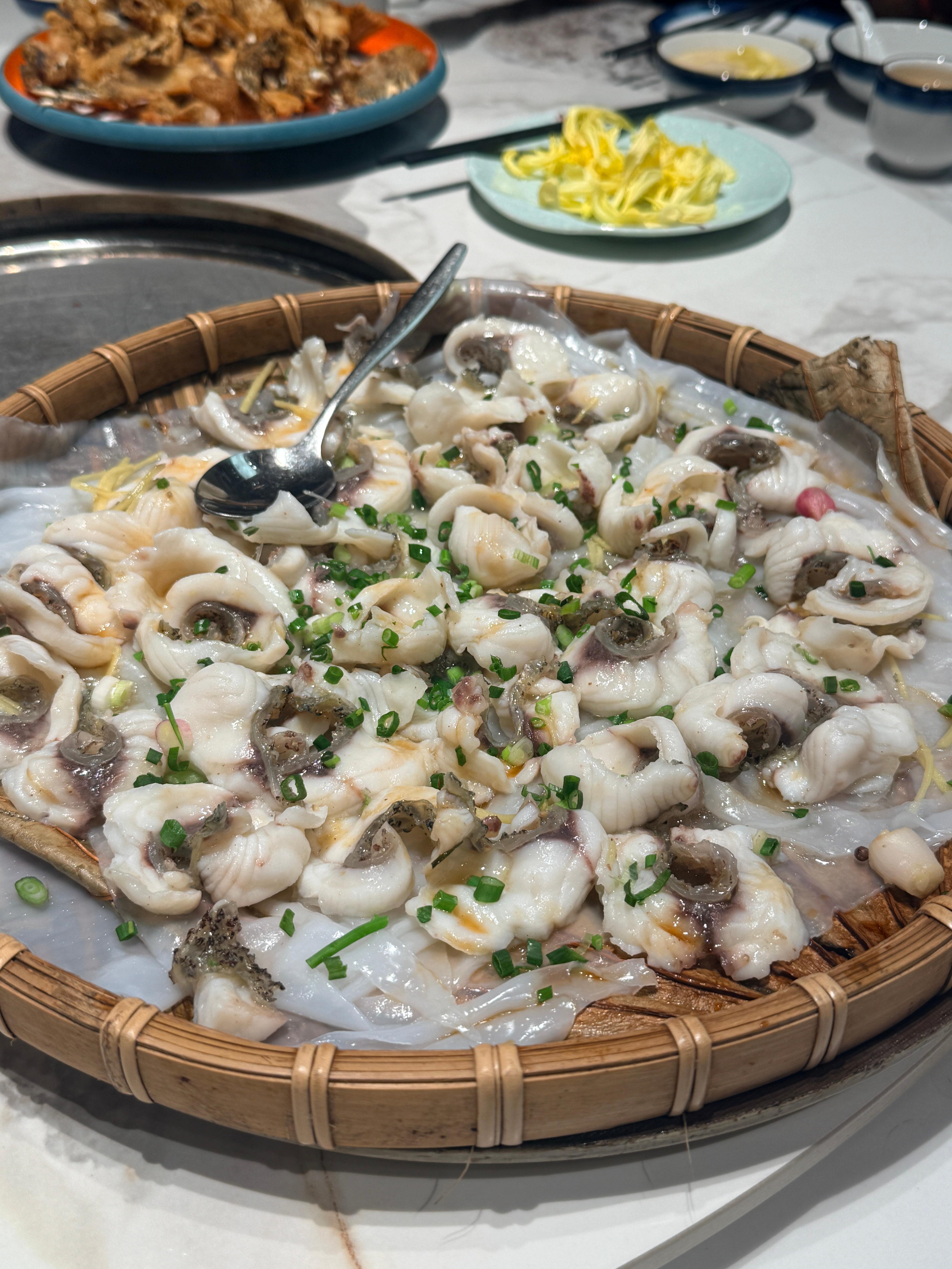 今天收工早，老板给我加鸡腿了🍗讲真要不是这一顿顿员工餐，我对粤菜的印象只有茶点