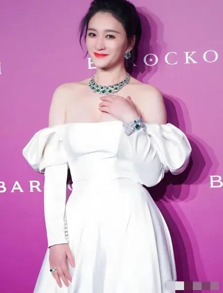 2009年，殷桃在富豪孙东海的疯狂追求下，成为了他的女人，没想到孙东海又惦记上了