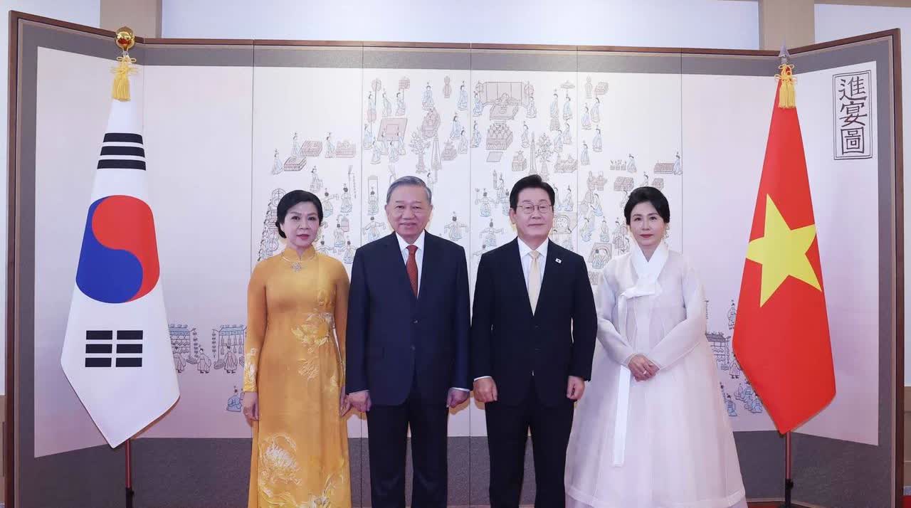 韩服与奥黛，看着都不赖。韩国总统李在明和夫人金惠景举行仪式，欢迎来访的苏林和夫人
