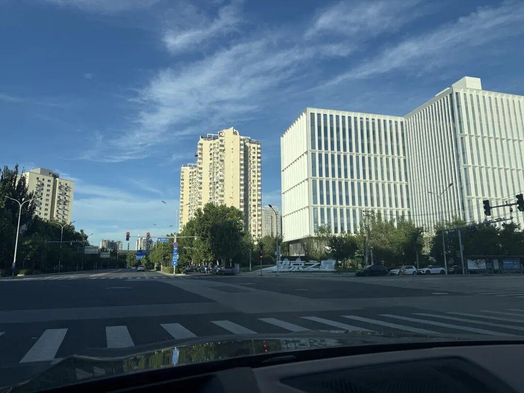 最宜居的城市也许是北京世人评判宜居城市，总偏爱四季恒温的气候、低压力的节奏