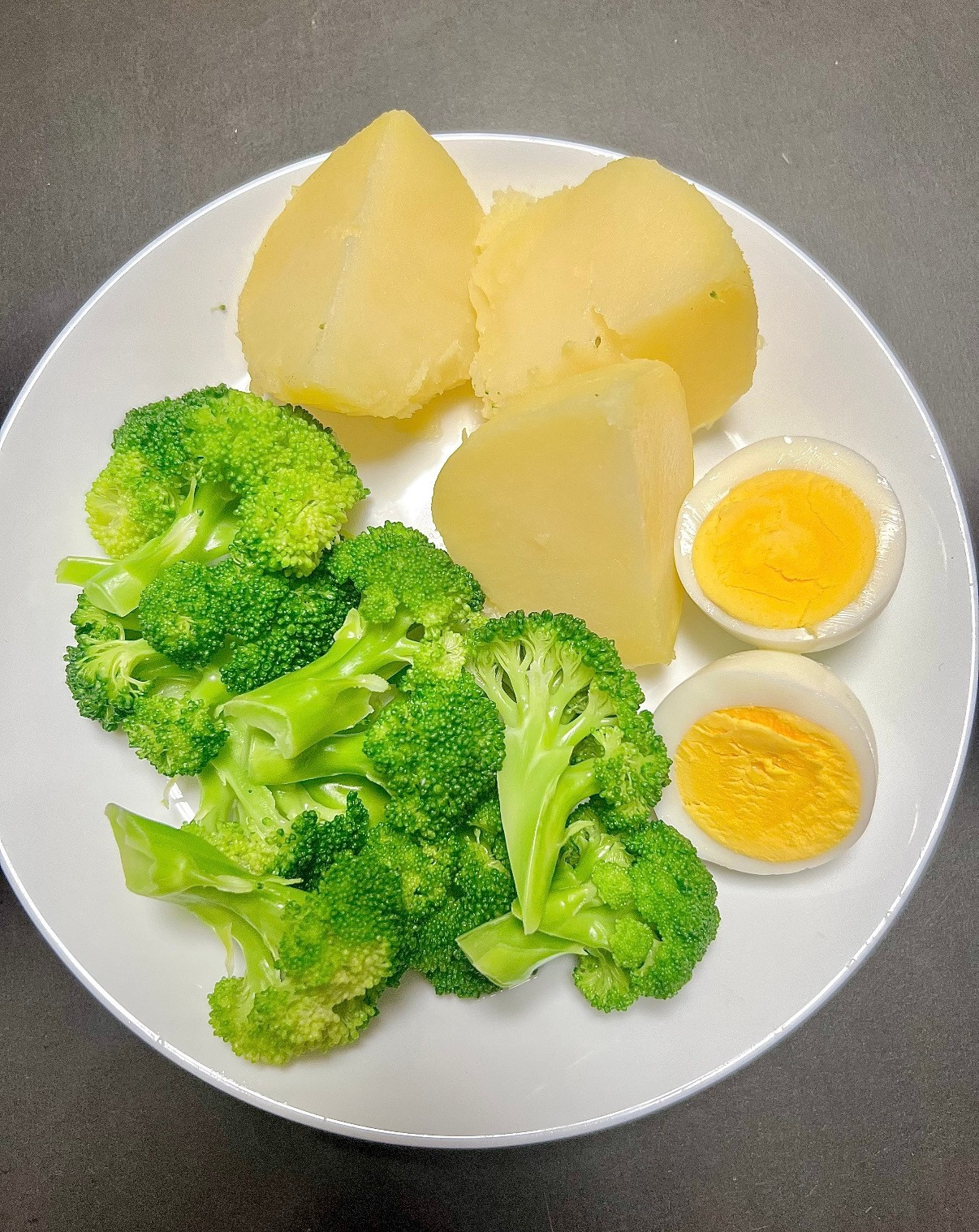 想瘦又懒得做饭？试试这盘蒸菜：盘底一勺生抽、一勺香油，放土豆块、西兰花，再打两个鸡蛋。水开上锅蒸15