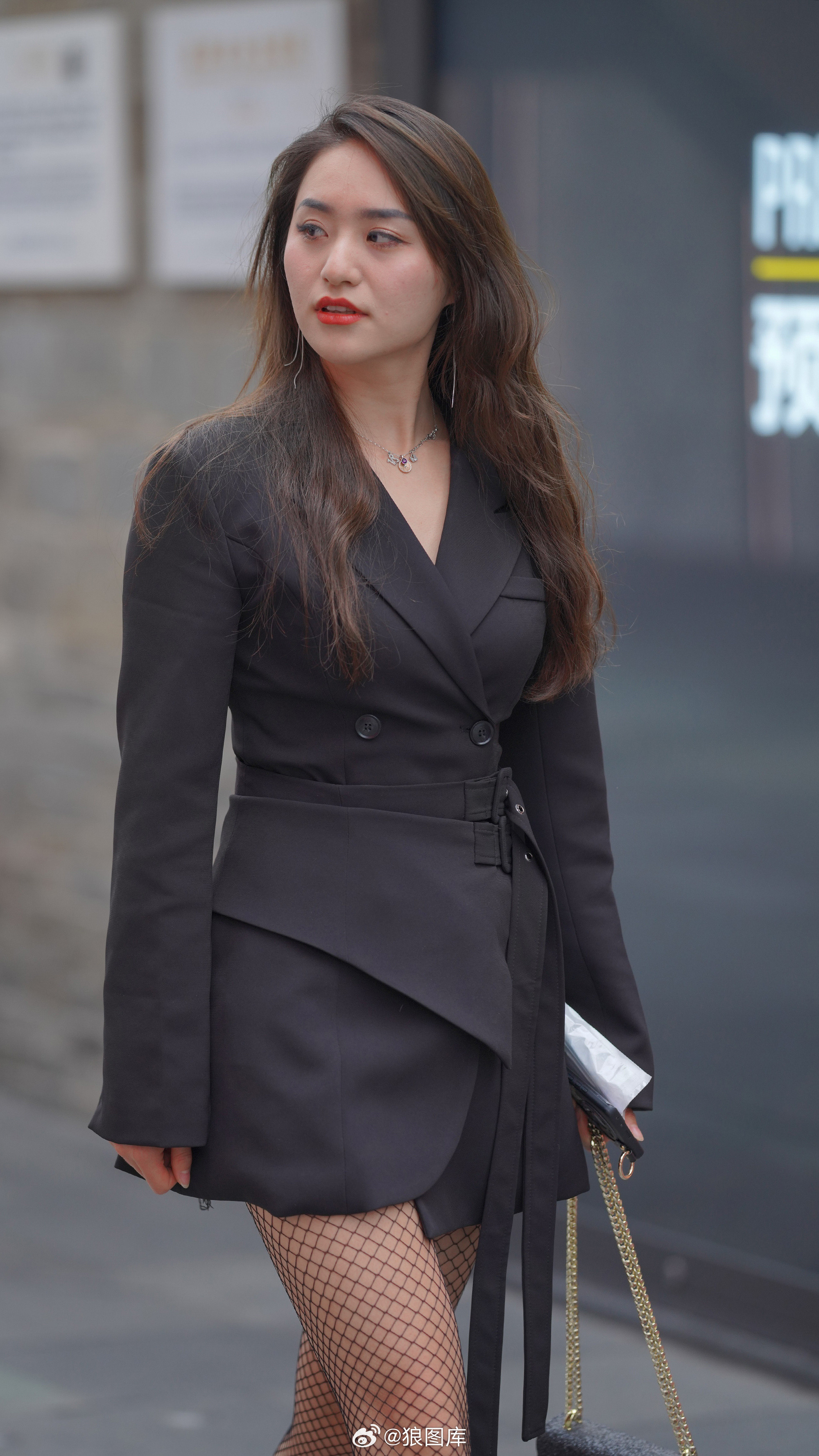 街角风起，黑西装与网袜共舞。7458街拍我的摄影日记街拍穿搭时尚街拍