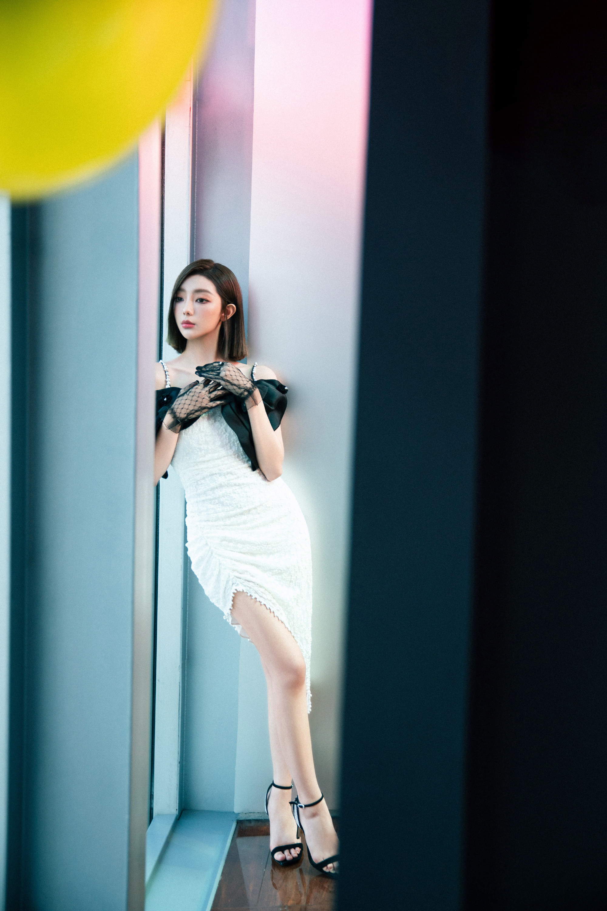 李紫婷少女写真：裙装穿搭尽显轻盈身姿。李紫婷