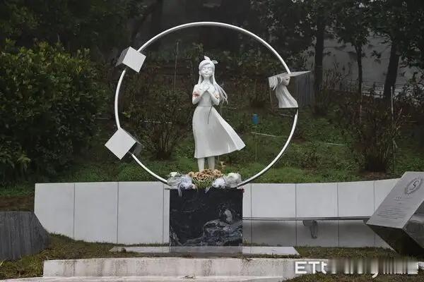 具俊烨为大S设计的雕像今天下午揭幕，S妈和小S以及阿雅等闺蜜朋友到场怀念故人，