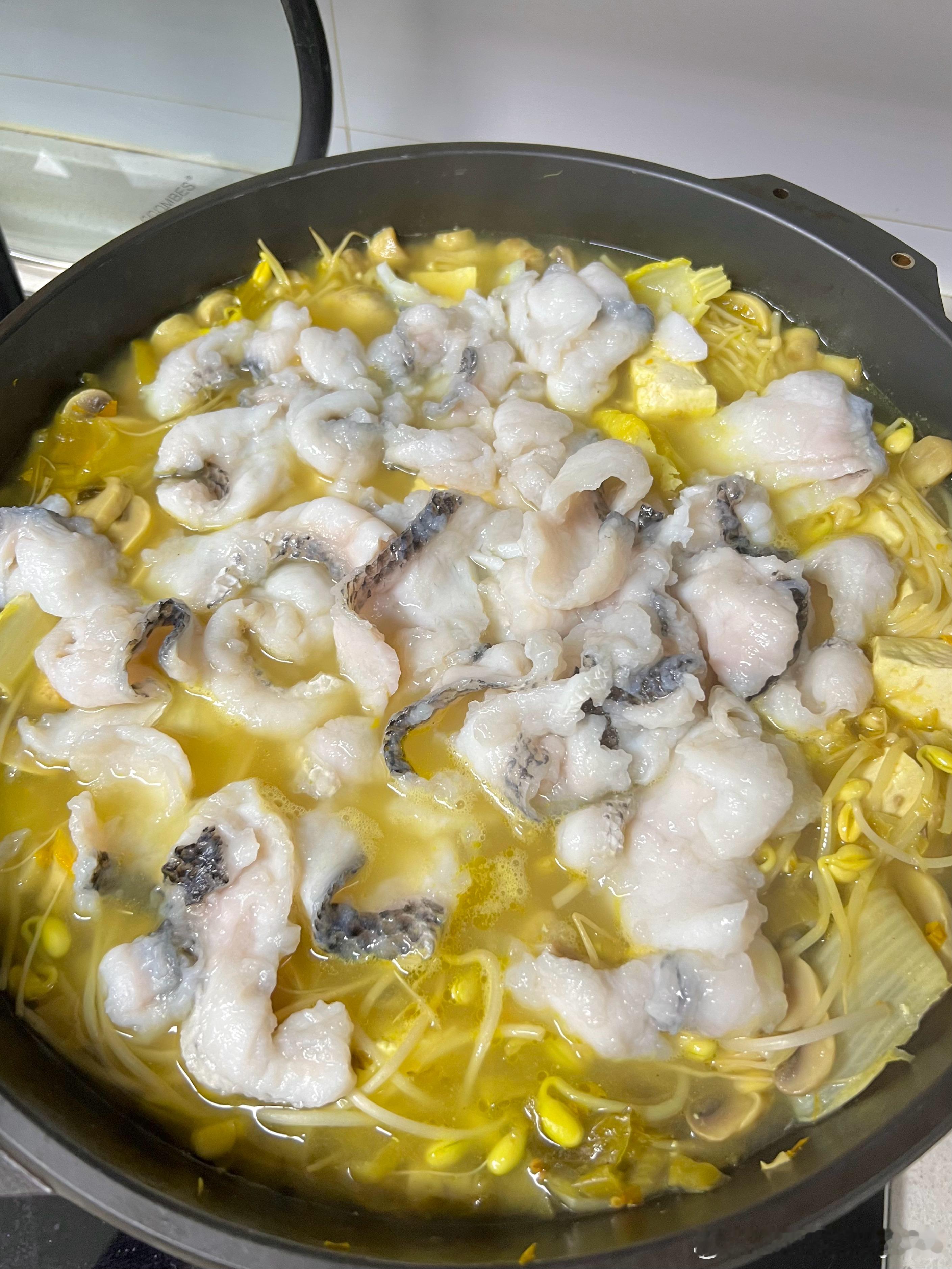 做好饭菜和樱花宝一起等待另外两个女人回家吃饭喝酒（但是煎鱼失败了）s