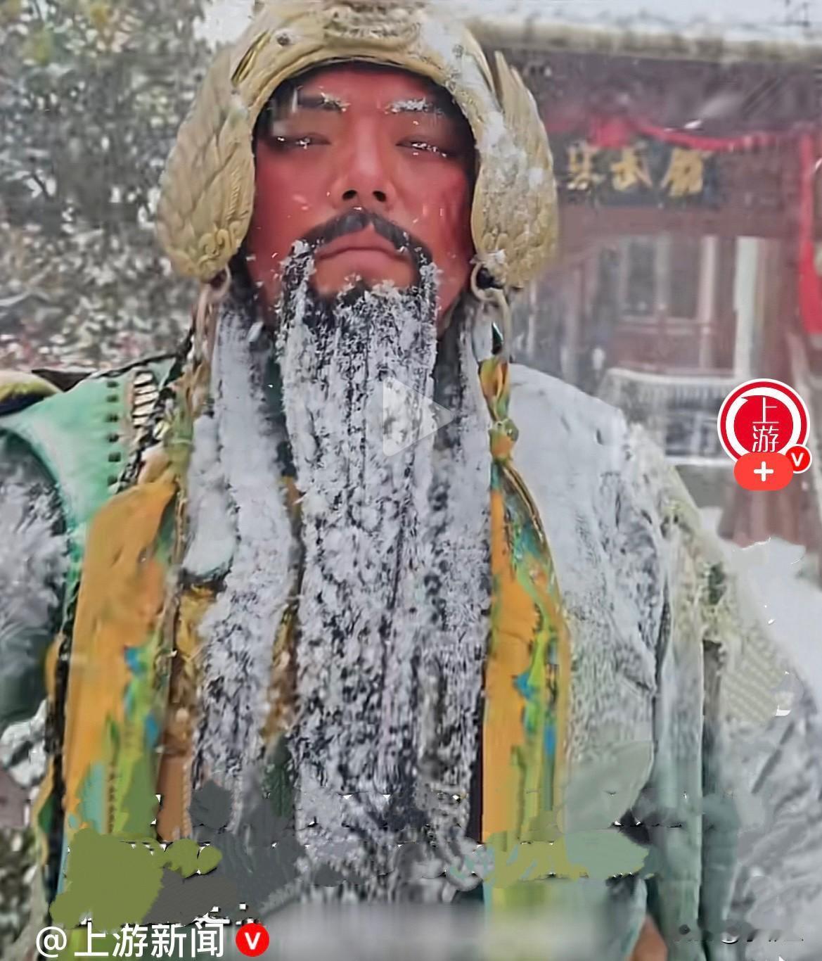 近日，河南多地降雪，游客在开封万岁山武侠城发现一位全身积雪胡领结冰的演员，正在