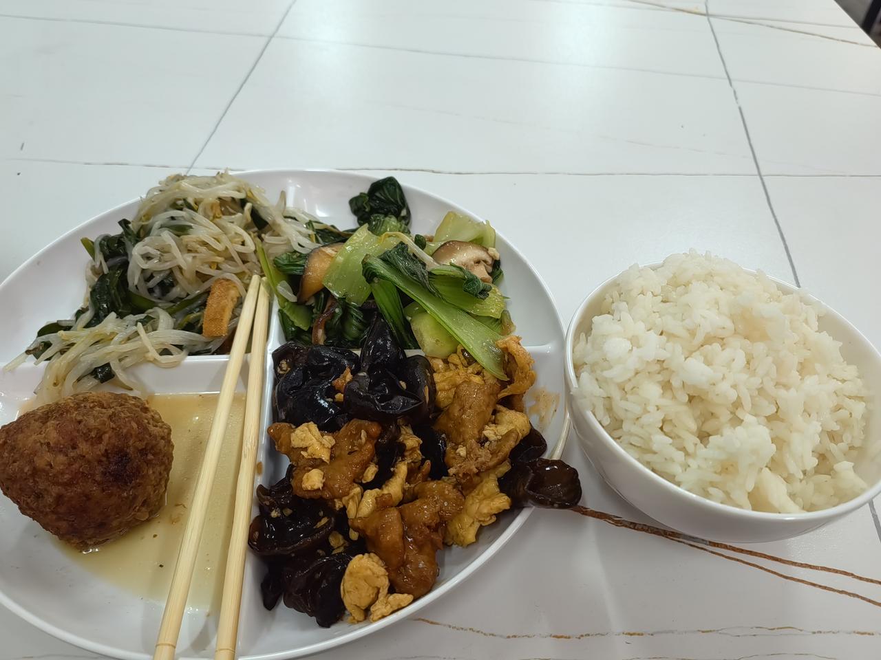 只有周三累，其他天都悠闲。午饭，社区食堂吃，可不吃昨天的面条了，卤太咸