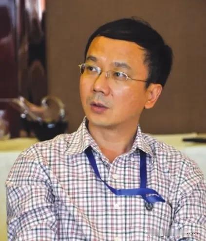 这事儿闹的！还有两三年退休被查了，他就是刚刚被通报的湖北日报社社长陈剑文，看了