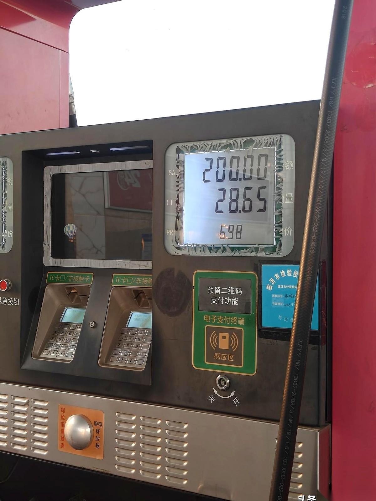 一箱油，差120块钱。就这120块钱，我感觉现在开车的人，已经自动分成了两个物