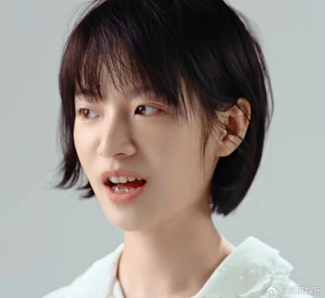李庚希的下排牙原生牙齿虽不整齐，却成了她的独特标签，导演赞其让角色更鲜活，网友也