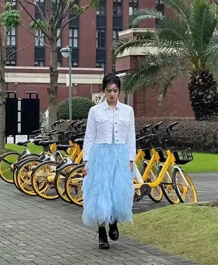 张婧仪和周也谁也别吹骨相美女了，土的不行