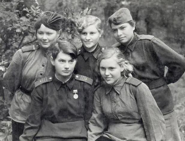 波波娃数了数自己飞机上的弹孔——一共42处。她对战友说：