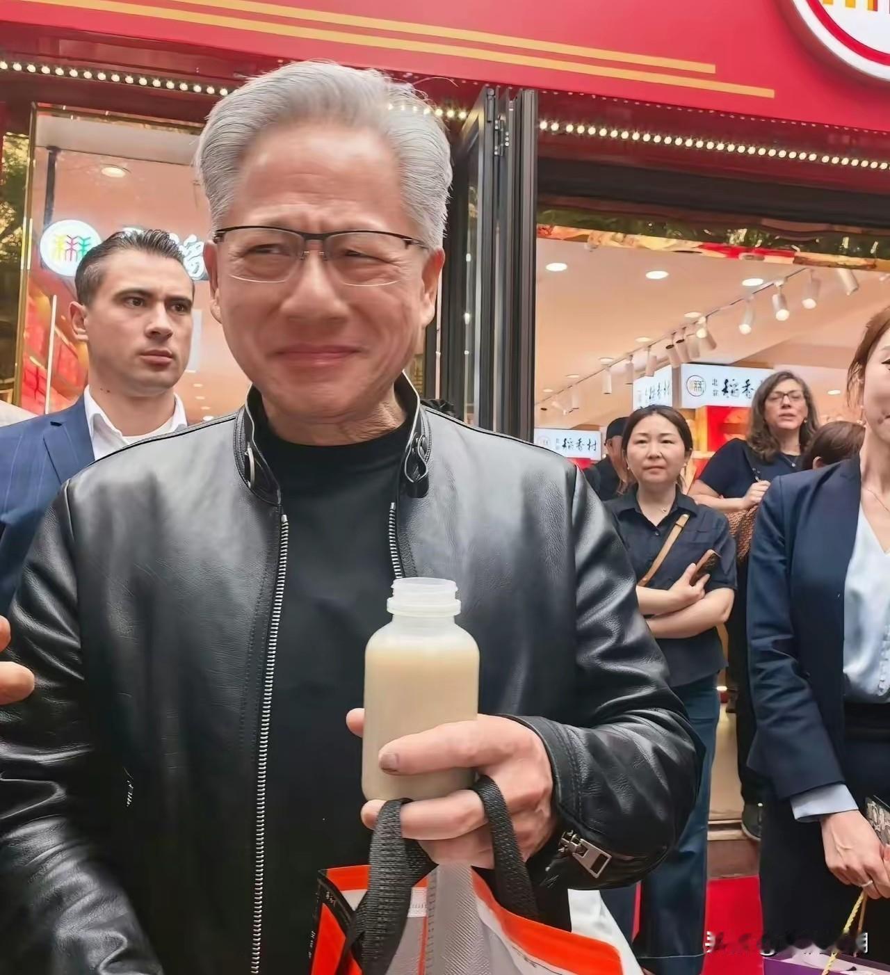 抛开国别和政治来看，英伟达老板黄仁勋这个人还挺有意思的别人开完会就回宾馆，你
