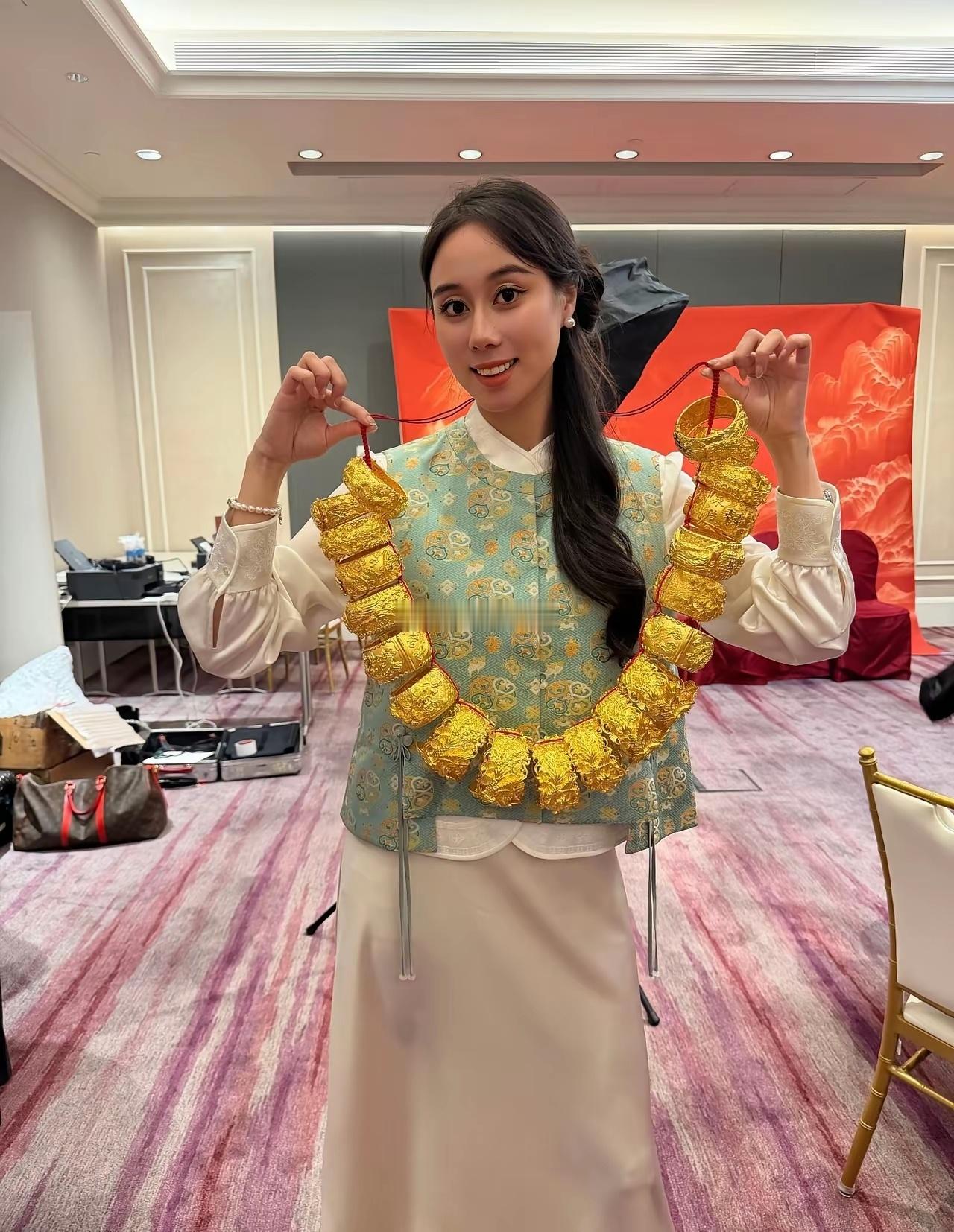 何超欣这一拎网友直接炸锅“四根手指就能拎起百万黄金？​​​