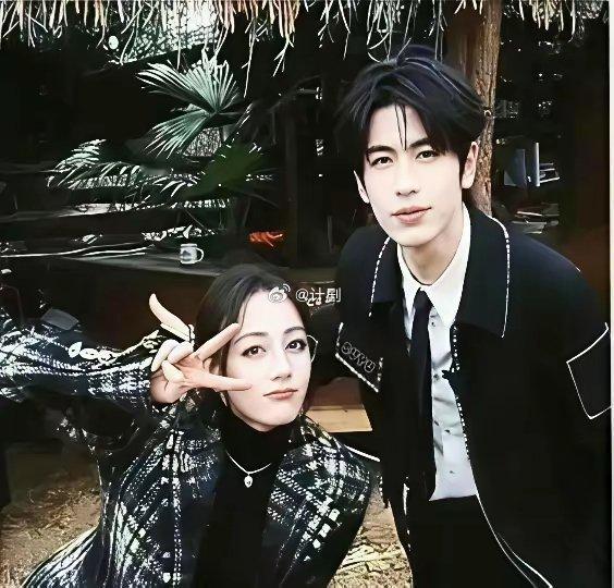 剧本都递脸上了，热巴张凌赫为何扭头就走？《万花世界》的饼就摆在桌上，粉丝敲锣打鼓