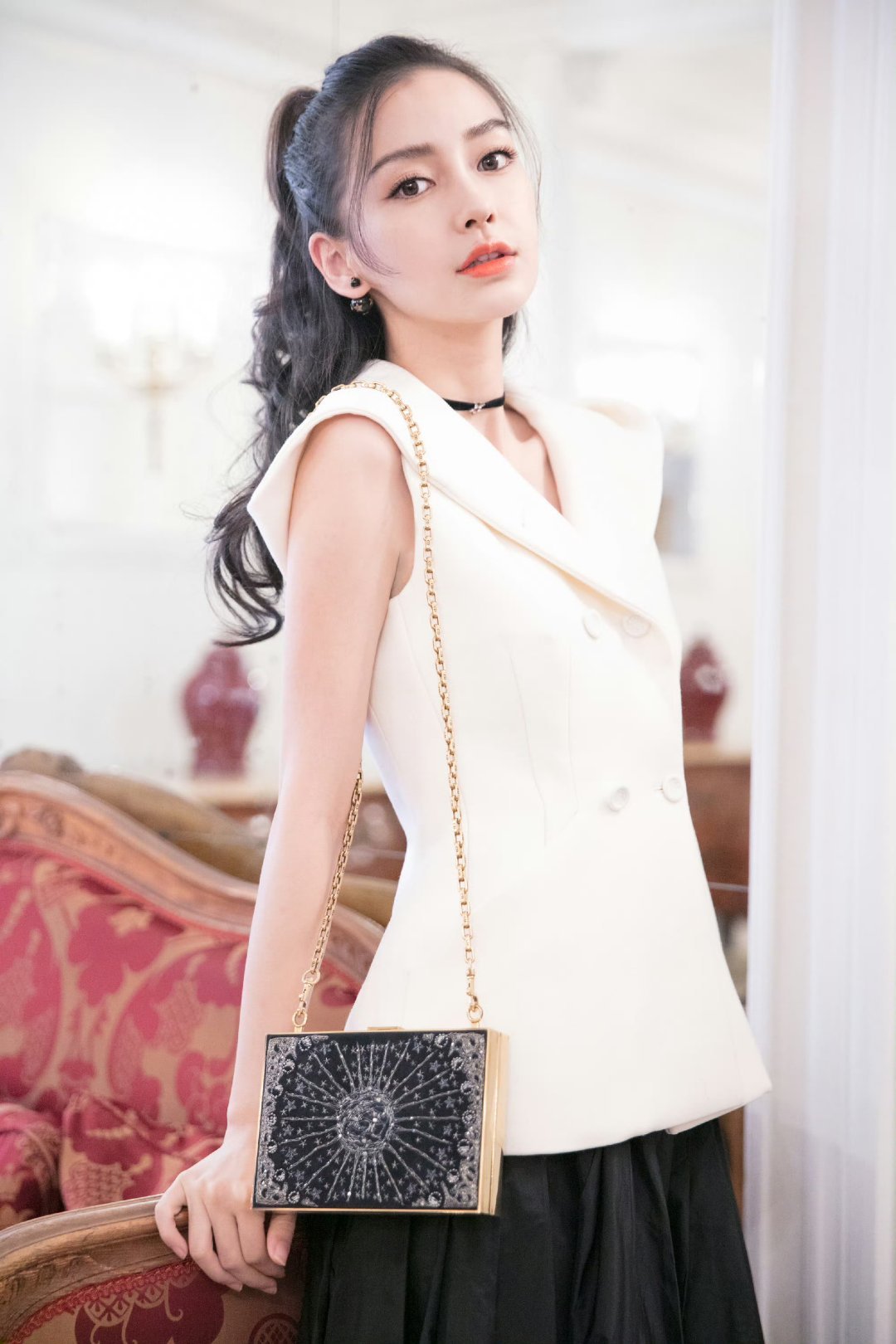 angelababy🐰杨颖白是雅致，黑是飒爽，将将们喜欢哪一套？[