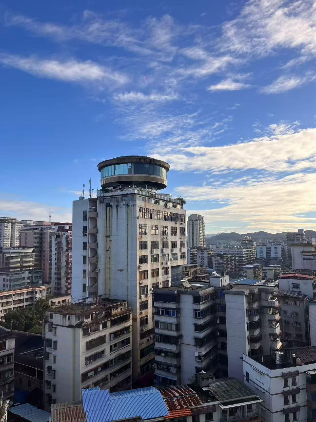 小时候不明白妈妈为什么总跟奶奶过不去，我从小就跟奶奶亲，觉得奶奶温柔又慈祥。第