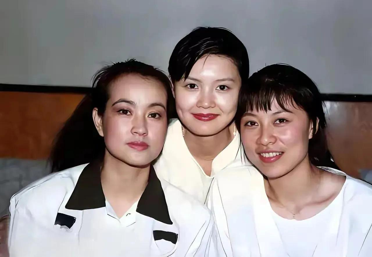 一张无美颜滤镜的老照片，刘晓庆的脸好长，额头又大又光，相貌不算美；岳红，长相也是