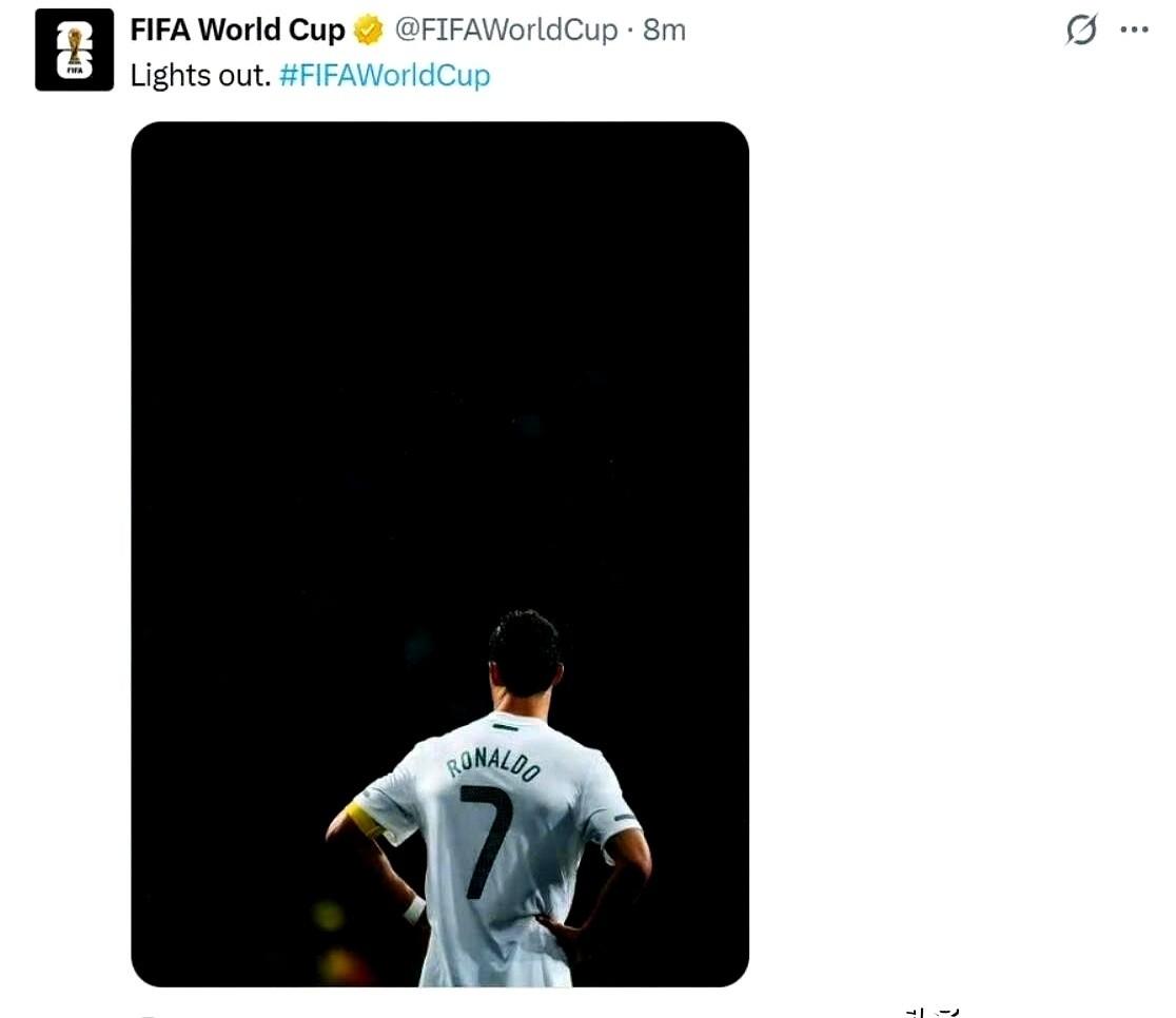 世界杯官方账号，就发了两个词。配图是C罗一个孤零零的背影，上面悬着两个字：灯，