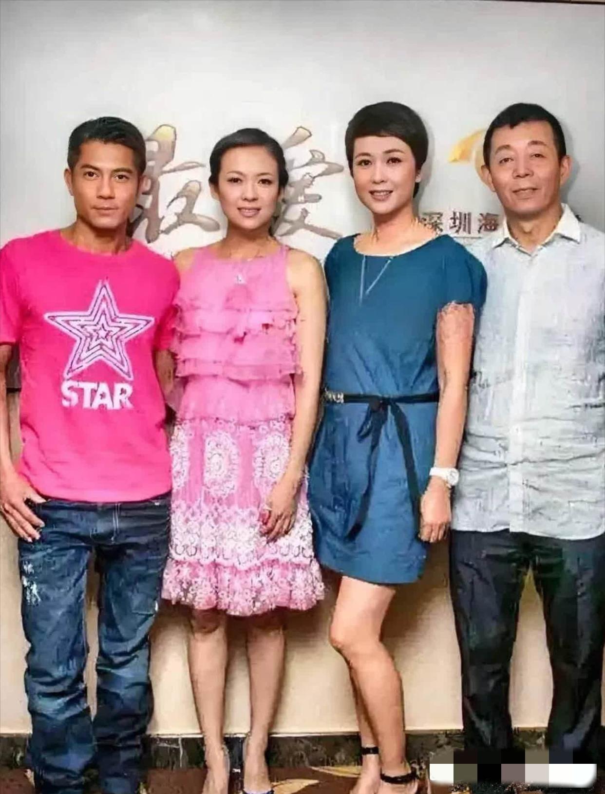 镜头中一袭粉色衣裙的章子怡胖瘦适宜，额宽发短，鞍鼻细眉，姿色一般；其左侧的蒋雯丽