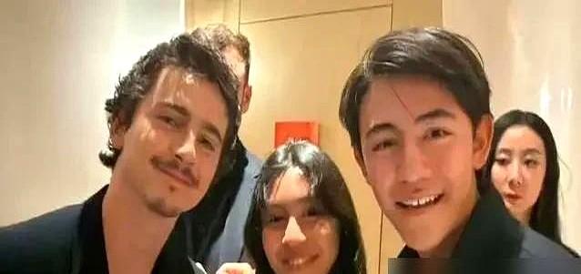 刘烨儿子诺一，这是要冲1米9了？！最近真被诺一刷屏了，这孩子长太快了！15岁