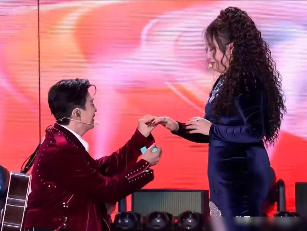 发现一个有意思的事，李川求婚锤娜丽莎最尴尬的人不是现场观众们，也不是晚会主持人，