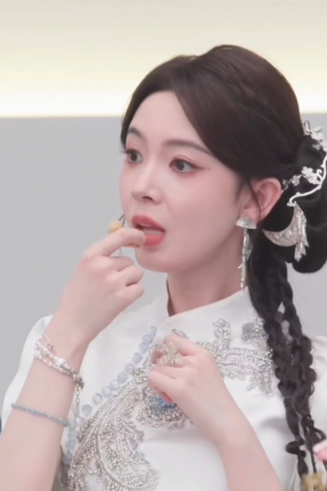 浪姐后台谁能告诉我，陈瑶为什么吃东西都这么萌！