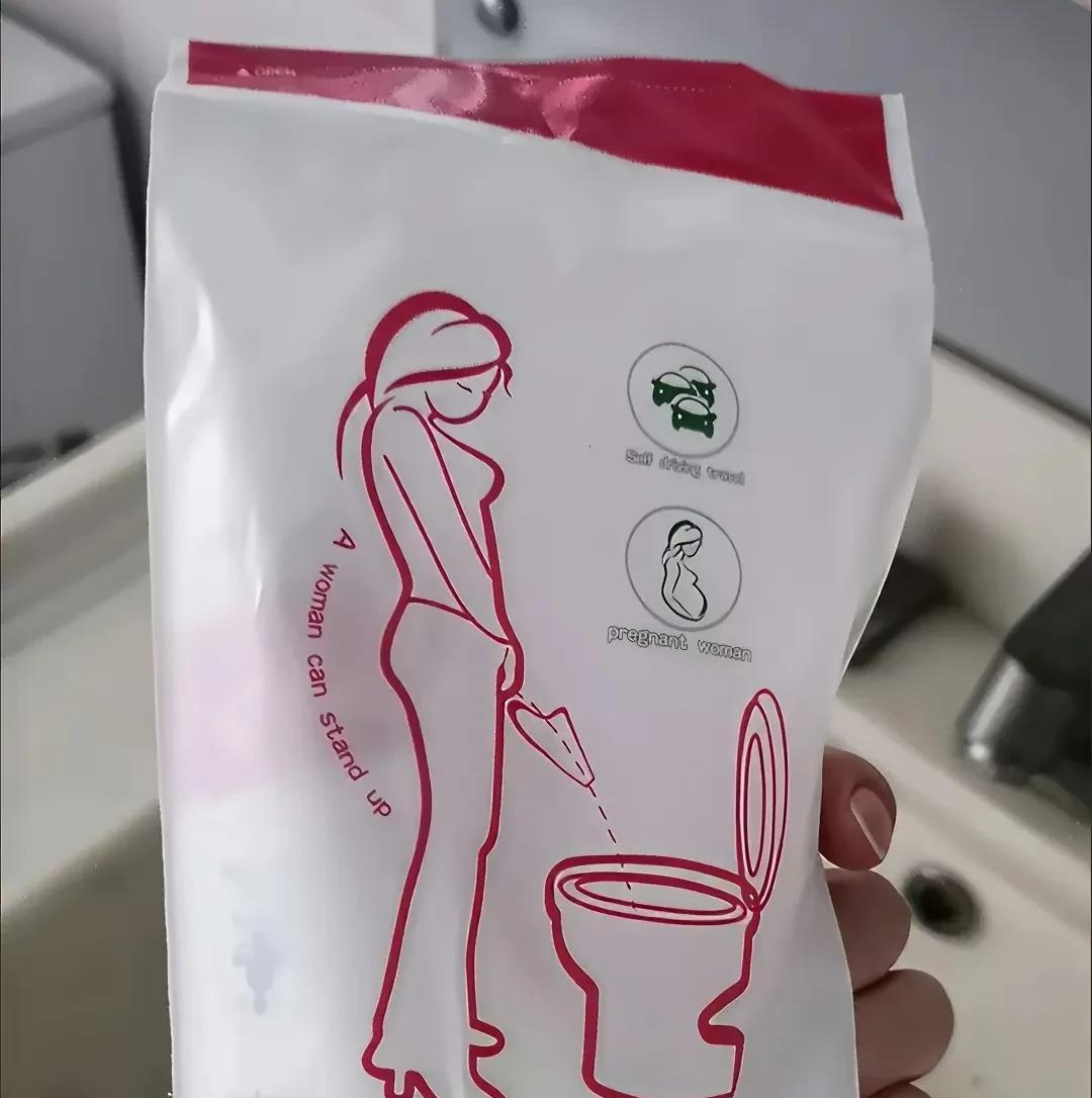 我朋友小张是我认识的最嚣张的男人，小张的老婆很强硬的要求小张在家里上厕所时蹲着小