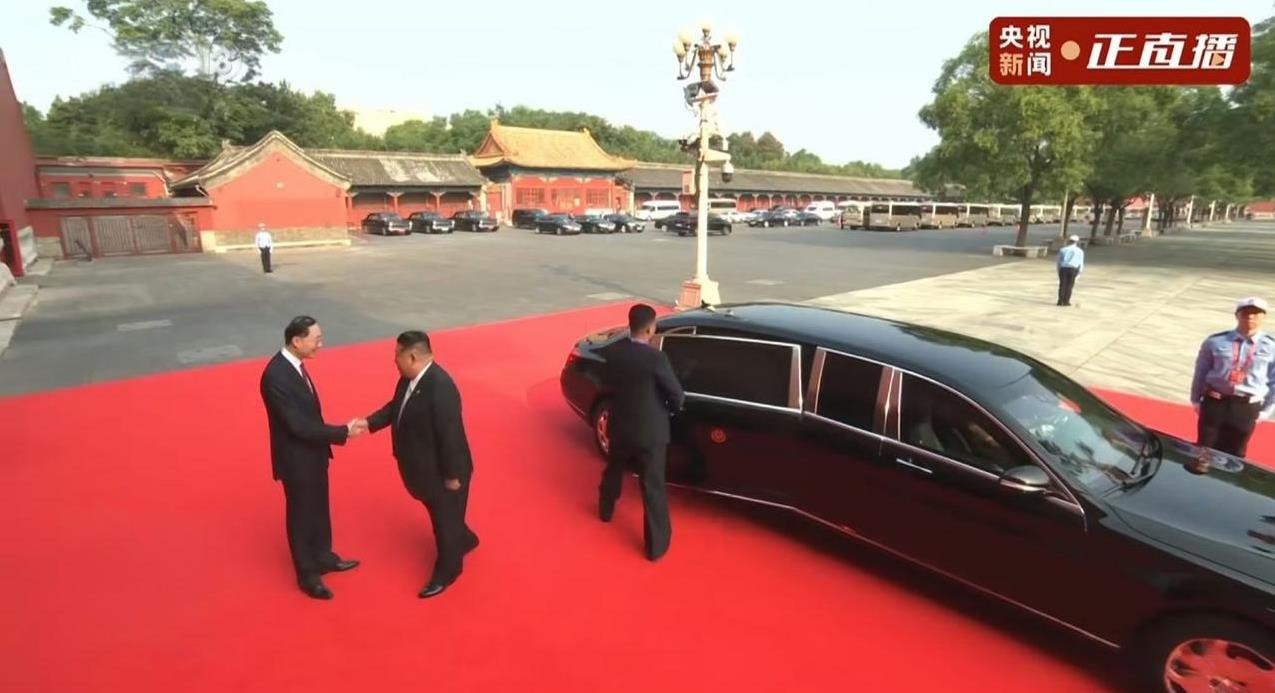9.3大阅兵，这次给足了金将军排面，下车前就开始给镜头了，一直到他和普大帝一起乘