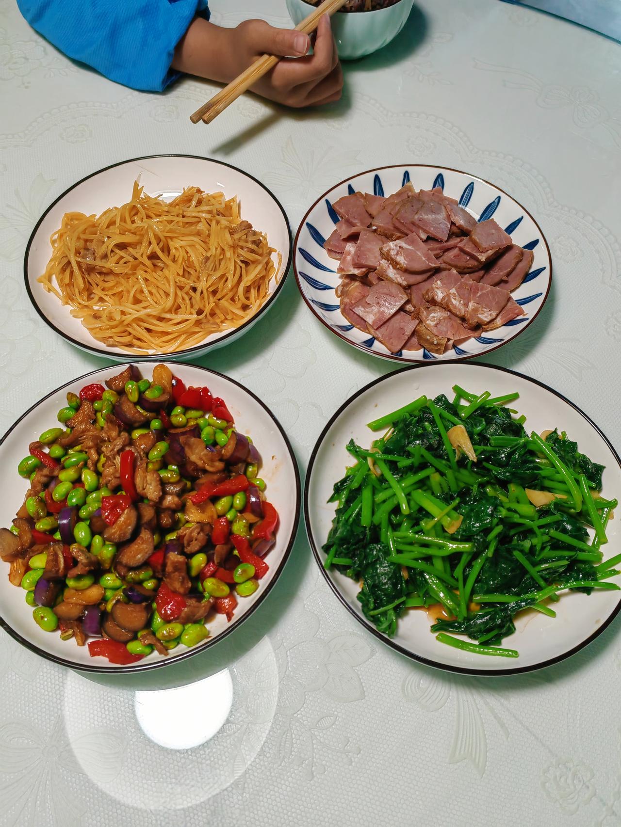 昨晚上，我跟老公两人一块准备晚饭，不知怎么的说起了我父母的婚姻。我正剥着蒜，