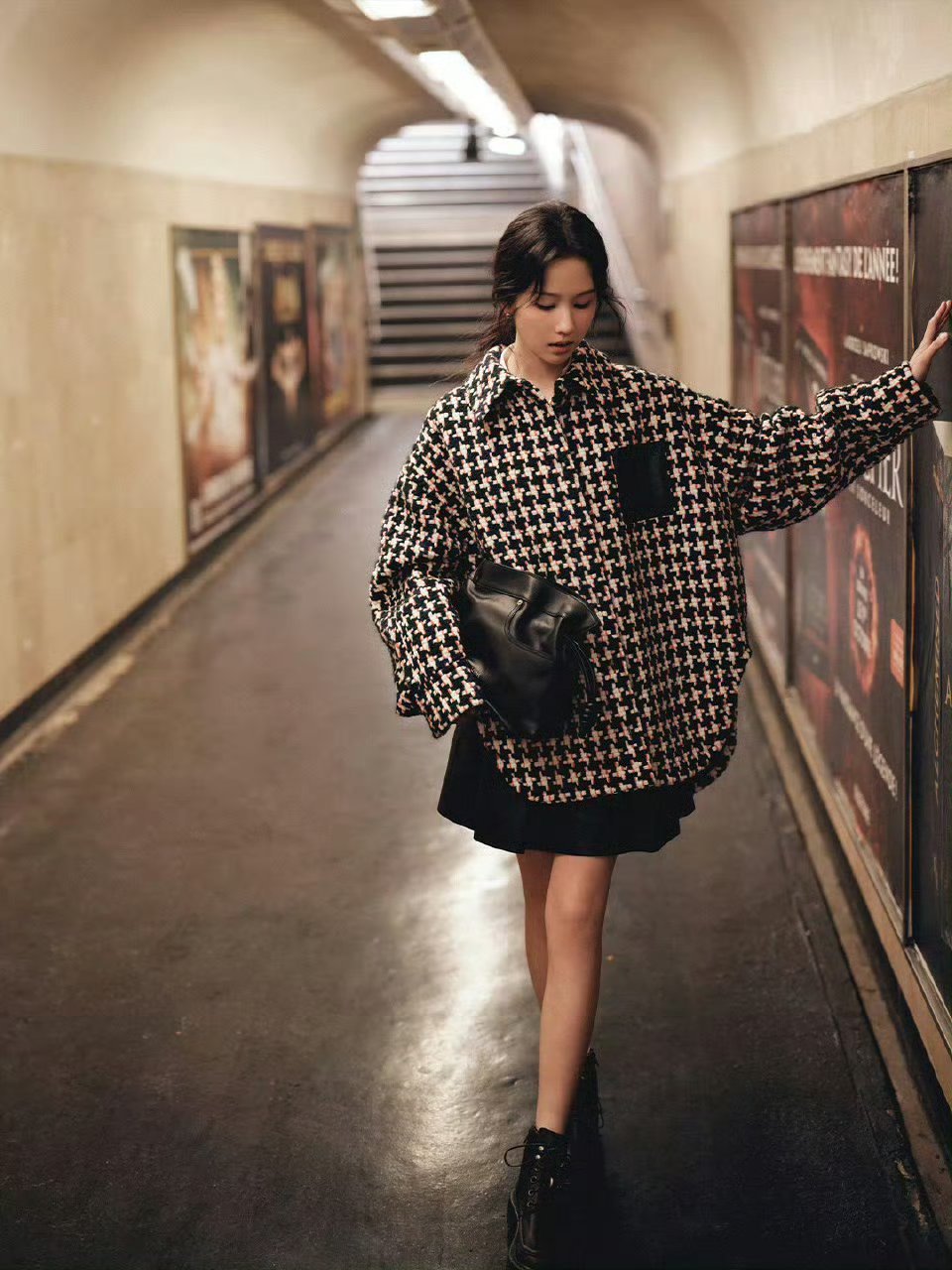 真的被陈都灵的状态惊艳到。她在巴黎街头，状态惬意又自在，迈着轻盈的步伐，穿梭在大