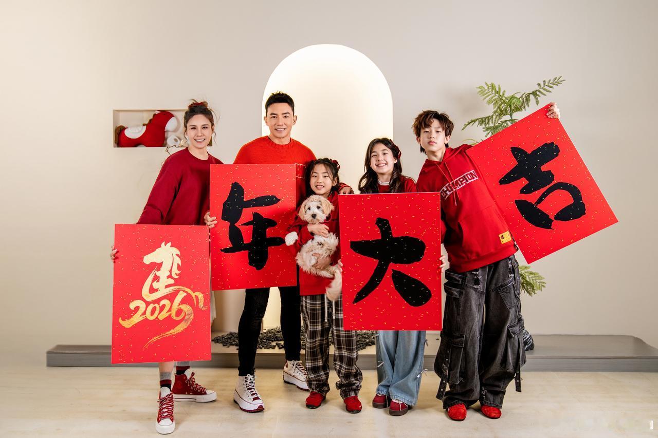 2026春节明星全家福，每个都很温馨。刘畊宏、陈小春应采儿、苏醒、沙溢胡可、吴