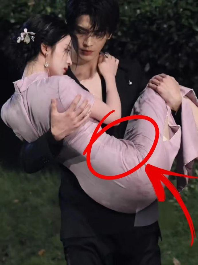 真的被王楚然的旗袍造型美到失语。粉色缎面贴身裹出凹凸有致的曲线，被公主抱时身子