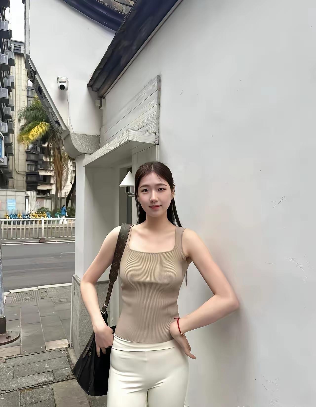 都市街拍，时尚穿搭，自信微笑