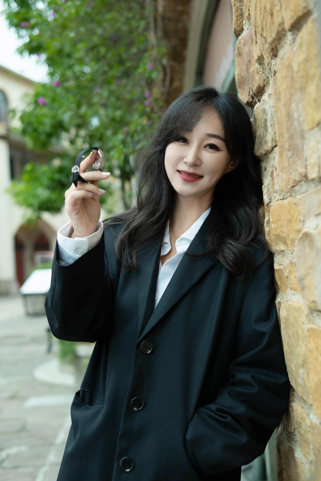 这套是学院风轻熟通勤风，核心是黑西装+格纹短裙的搭配：宽松西装自带松弛气场，格纹