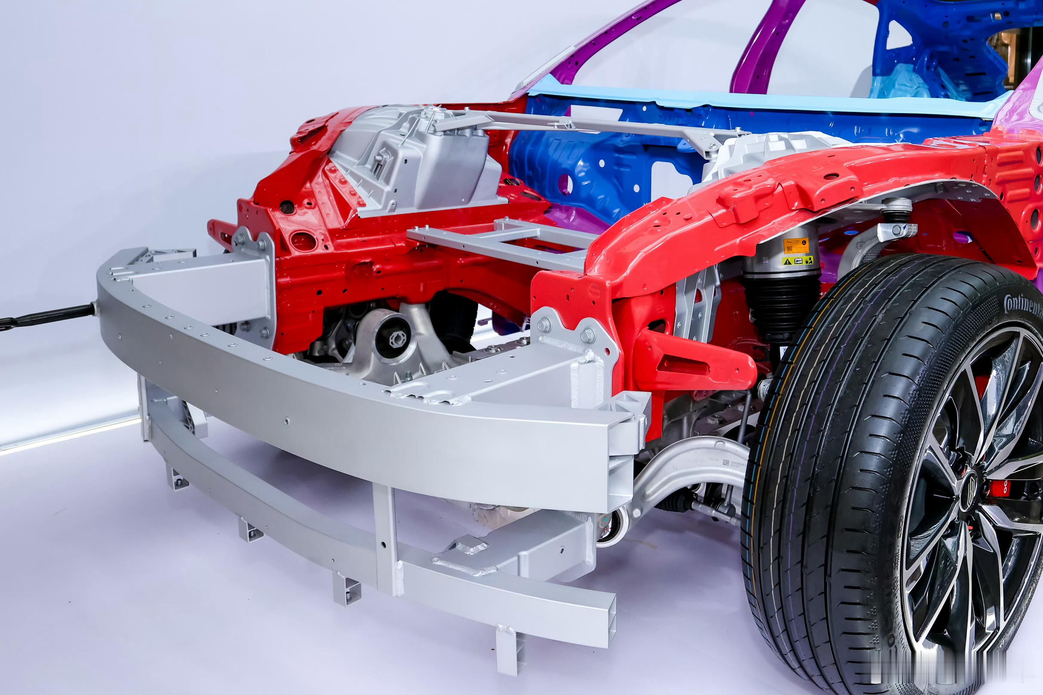 尚界Z7的防撞梁和车身钢材用料，拆好了放着给你看。大面积的2000MPa超高强度