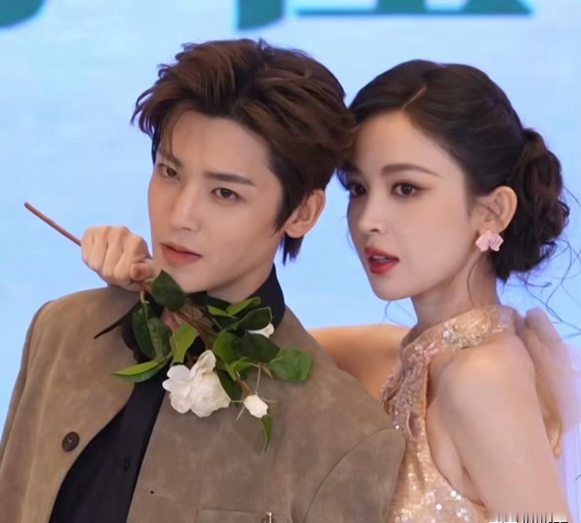 侯明昊的“端水”艺术，这次在娜扎面前彻底失灵了。《玉茗茶骨》首映礼，娜扎伸手为